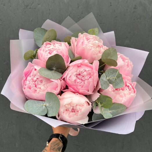 Bouquet of 7 peonies and eucalyptus