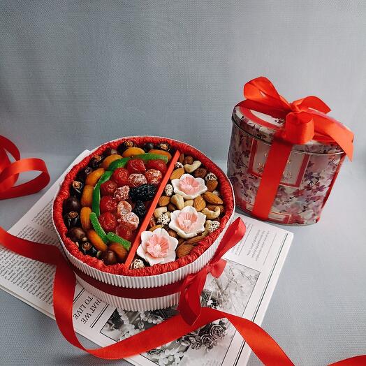 Подарочный набор сухофрукты, орехи, чай, шоколад