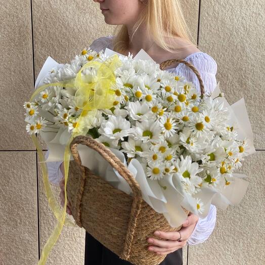 Корзина с ромашковыми хризантемами