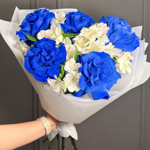 Необычный букет с синими розами и альстромерией