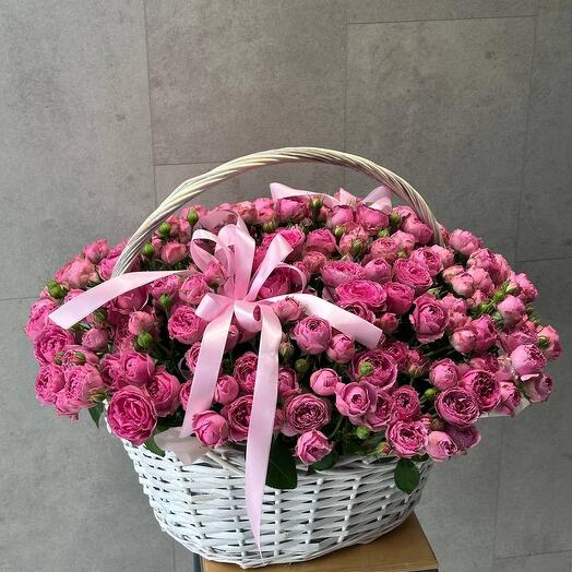 Корзина из 51 пионовидной розы