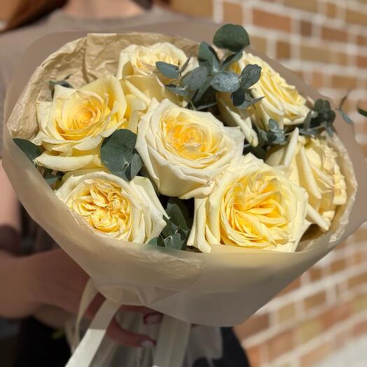 Монобукет из кремовых роз