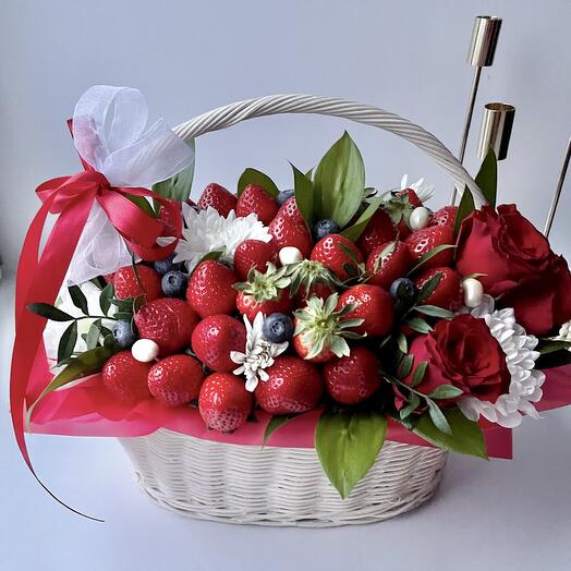 Корзина со свежей клубникой и цветами