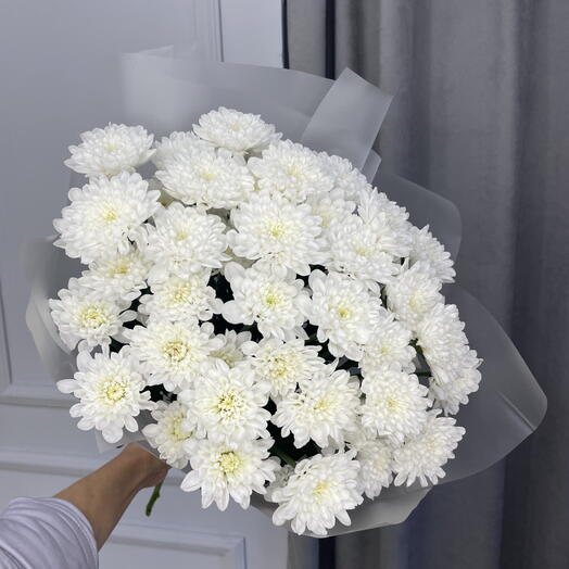 Пышный букет белая кустовая хризантема