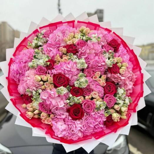 Красочный букет из роз и гортензий