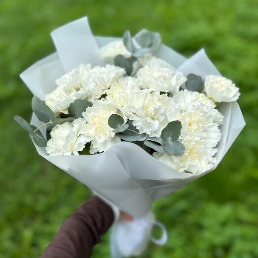 15 белых диантусов (гвоздик) с эвкалиптом