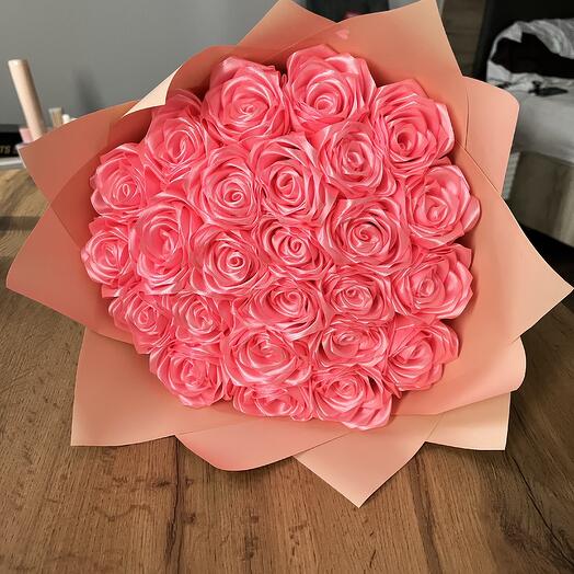 Букет из 25 атласных роз розовый