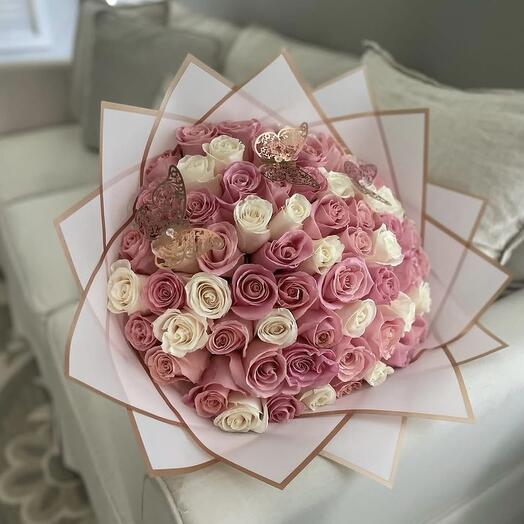 Букет из розовых и белых роз с декором
