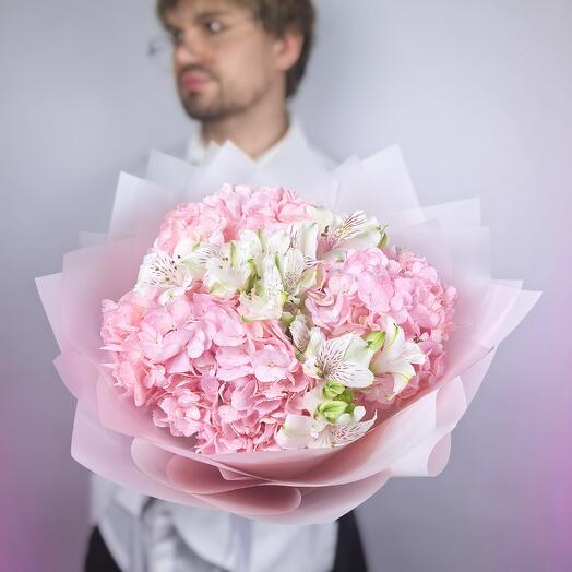 Букет из розовой Гортензии и Альстромерии