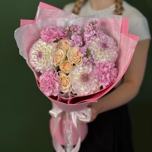 Георгины ,маттиола ,кустовая роза и розовые диантусы в фоамиране
