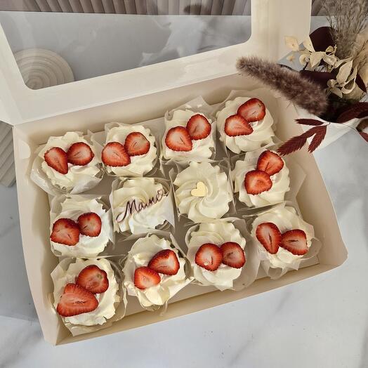 Большая коробка капкейков для мамы с клубникой