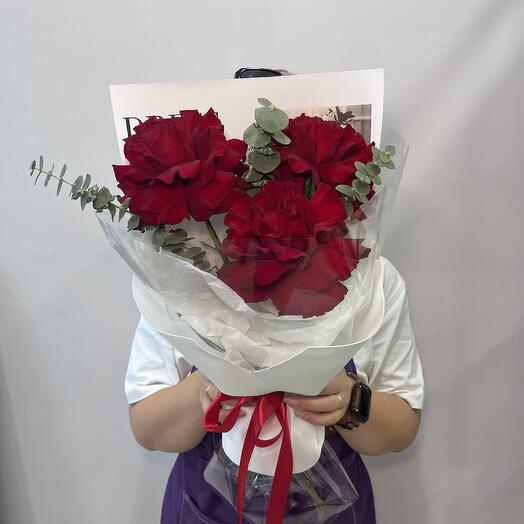 Стильный букет ажурных роз