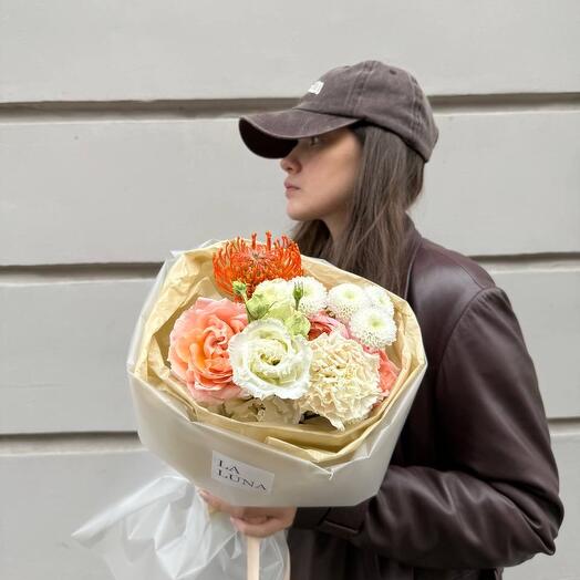 Авторский букет с нутаном и кустовой розой
