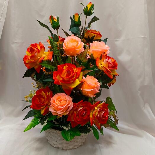 Корзина с искусственными цветами (Красно-желтые и персиковые розы)