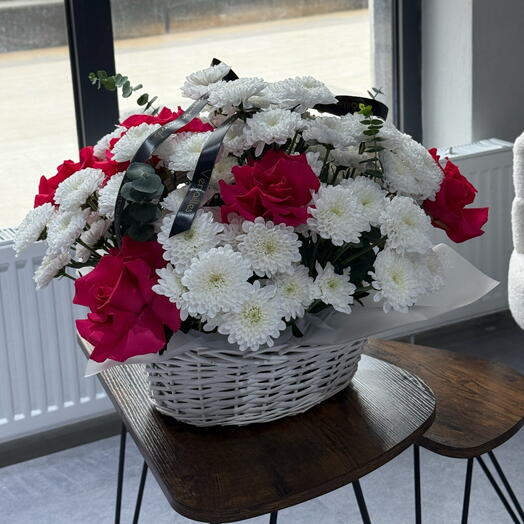 Корзина с хризантемой, розами и эвкалиптом