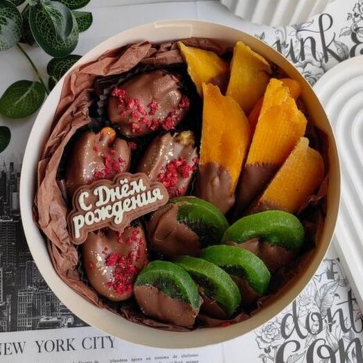 Подарочный набор сухофруктов в шоколаде "С Днём рождения"