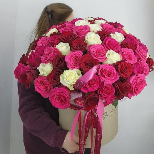 Композиция в шляпной коробке XXL с розами (101шт)