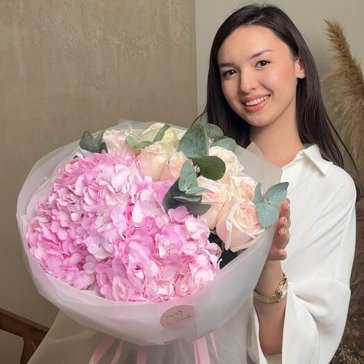 Нежный букет гортензий и роз