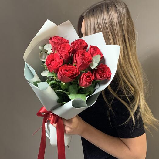 Ramo de 9 rosas rojas con ramitas de eucalipto