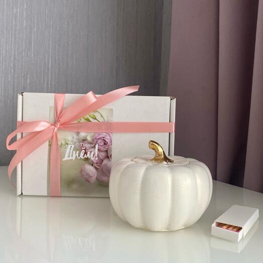 Свеча тыква с ароматом «Груша в карамели». Подарок на День рождения с открыткой