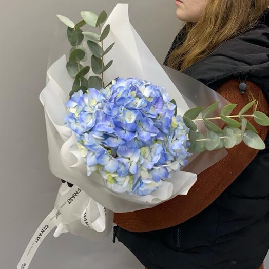Букет комплимент из гортензии и эвкалипта