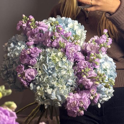 Гортензии и ароматная фиолетовая кустовая маттиола 💜