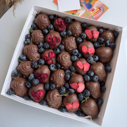 Клубника в шоколаде (25-30 ягод) с голубикой