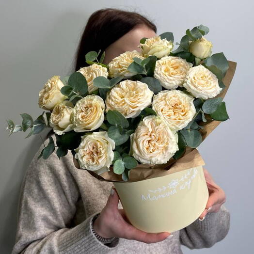 Кустовые розы в коробке