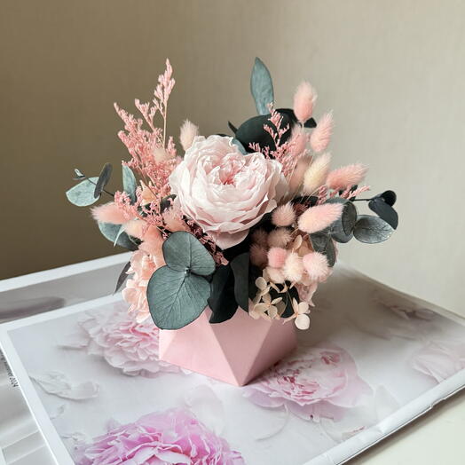 Композиция с нежной розовой стабилизированной пионовидной розой