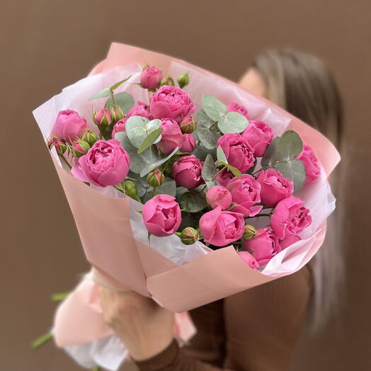 Bubblegum. Кустовые пионовидные розовые розы с эвкалиптом