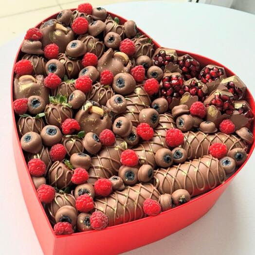 Клубника ,финики ,гранат ,голубика в шоколаде