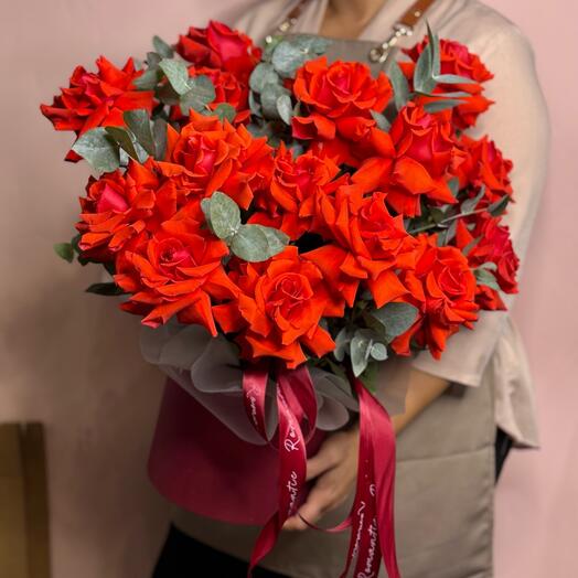 Яркая композиция в коробке с алыми французскими розами С799