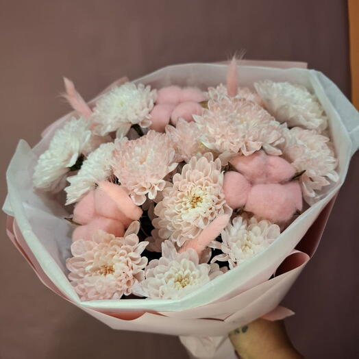 Букет Нежность из кустовой хризантемы и хлопка (3 шт)