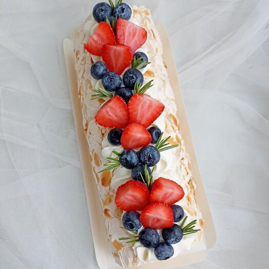 Меренговый рулет с клубникой и голубикой