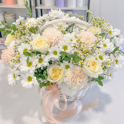 Большая корзина с розами и ромашками