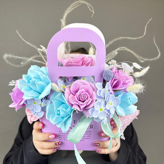 Композиция из мыльных цветов в сумочке 3