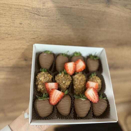 Клубника в шоколаде 12 шт «Мини бокс»+ подарок от Vivienne Sabo — румяна MACARON