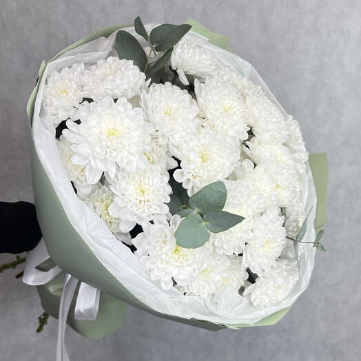 Букет из 5 белых кустовых хризантем Алтай и эвкалипта - Oliv S .613