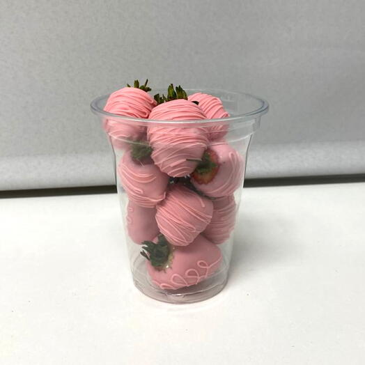 Стакан большой с клубникой в шоколаде