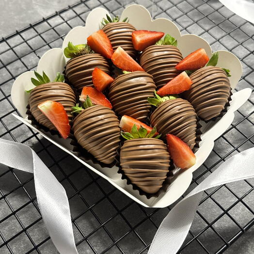 Набор с ломтиками клубники на 8 марта