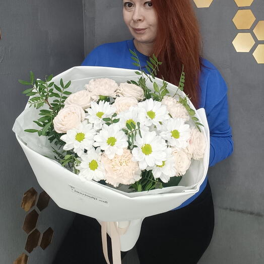 Букет из хризантемы-ромашки с диантусами и кустовыми розами "Её улыбка"