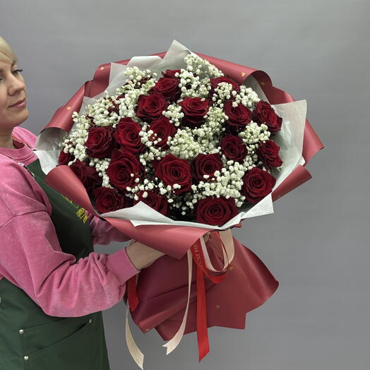 Букет из 25 шт. бордовых роз Эквадор и гипсофилы Голландия