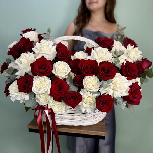 Корзина из белых и красных роз