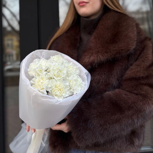 7 белых гвоздик в минималистичной упаковке