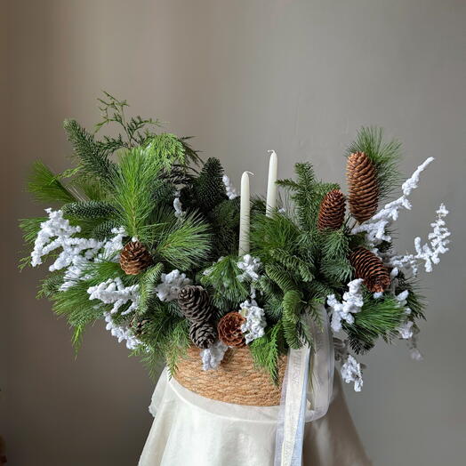 Хвойная композиция со свечами и шишками