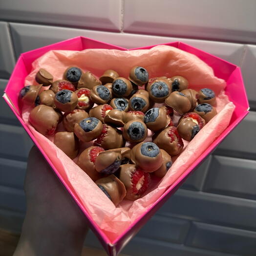 Набор из голубики и малины в шоколаде