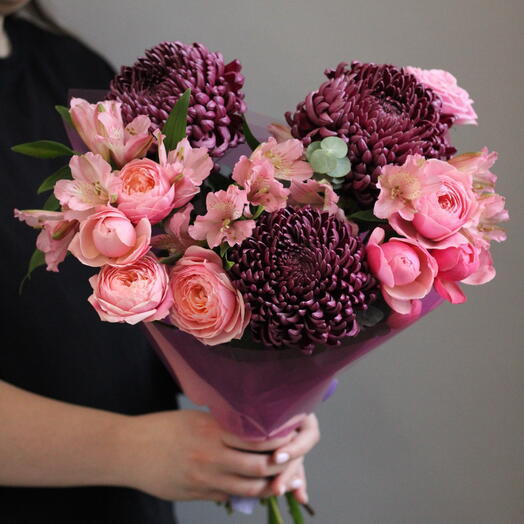 Букет из темных крупных хризантем , пионовидных кустовых роз и альстромерии