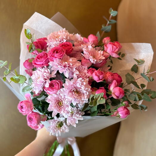 Букет с хризантемами и пионовидными розами с эвкалиптом