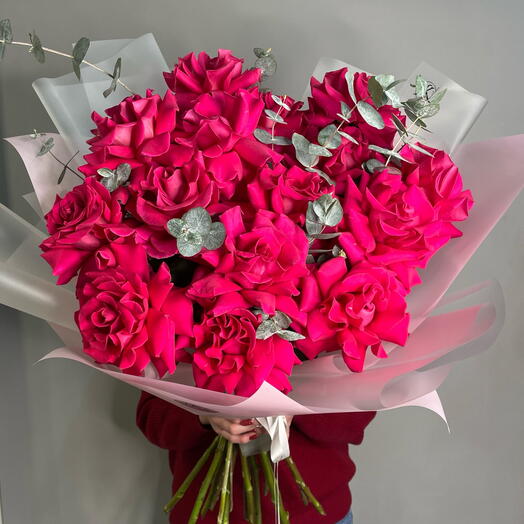 Французские розы с эвкалиптом в упаковке 15