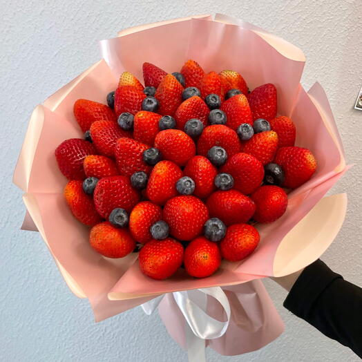 Букет из свежей клубники с голубикой